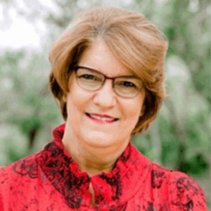 Lee Ann Winkler shoulders up headshot photo